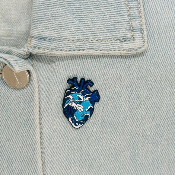 Other Other - Sea Wave Anatomical Heart Art Enamel Pin Metal Ocean Waves Marine Brooch Blue